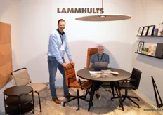 Allard Kwast, van All Art Kwast Agencies, samen met Magnus Carlsson van Lammhults. Het bedrijf presenteert haar milieuvriendelijke meubilair.