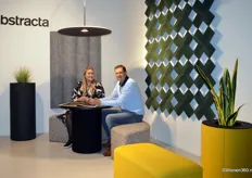 Amanda Klüft van Abstracta en agent Allard Kwast. Het Zweedse bedrijf laat bezoekers kennis maken met haar akoestische producten, zoals onder andere room dividers, plantenbakken en lampenkappen.