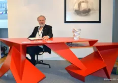 Designer Buro Bruno zit achter de Office Desk 9720. Op een deconstructivistische manier is het bureau ontworpen. De vorm is intuïtief ontstaan en als een beeldhouwwerk gecontracteerd.