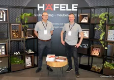 Johan de Gooijer en René Janssen presenteerden onder andere de nieuwe grepen uit het assortiment van Häfele, dat zich bezig houdt met beslagtechniek en elektronische sluitsystemen.
