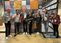 Het team van Gerrit van het Oever (tweede van rechts) heeft voor het derde jaar op rij met Cerriva de prijs van meeste voorinschrijvingen gewonnen bij #Designdistrict te Rotterdam. 