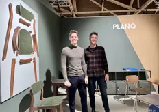 Tweelingbroers Anton (links) en Dennis Teeuw van duurzame start-up Planq. De stoelen trokken veel bekijks, door het innovatieve fineermateriaal dat gecreerd is van textielafval.