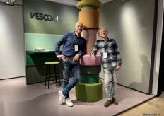 Links Sebastiaan Smit met Jan Albert Wichers bij de Vescom zuil, die de nieuwste stoffen laat zien die gecreëerd zijn van PETflessen.