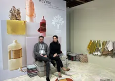 Patrick in 't Veld met Tamar Eberwijn presenteerden de nieuwste collectie Revyva van Vyva Fabrics die gemaakt is van gerecyclede PET flessen.