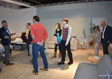 Een kijkje in de stand van Sofabed, waar Geert Nulens (links) bezoekers uitleg geeft over de nieuwe collecties.