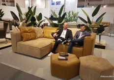 Gerben Blauwendraad en Eser Deniz van Sit Design zittend op Collin, een splinternieuwe elementenbank.