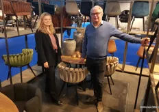 George Poolman met dochter Romy van Pole to Pole, een groothandel en importeur van meubelen, verlichting en, zo zegt hij zelf: van unieke stukken.