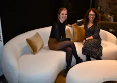 Celine Goethals en Marie Nocito (rechts) op bank Bean, een zitmeubel van Nix Design en PMP Furniture.