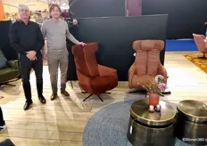 Remco de Groot en Luc von Burg (rechts) van Hjort Knudsen, een Deens familiebedrijf in meubelen, dat onder meer nieuwe relaxstoelen showde.