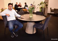 Rik van Boxmeer van Chita Group, gezeten aan een nieuwe creatie: een ronde tafel met opvallende voet.