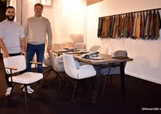 Hasan Uzun (links) met collega Luuk Teeuwen van HE Design. Het meubelbedrijf had heel veel nieuwe tafels en stoelen meegebracht naar Brussel.