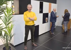 Peter van Winkel van Saunaco, poserend voor de supermodulaire en vernieuwde kast CAS. Op de achtergrond is Henk Franken in gesprek met een geïnteresseerde klant.