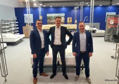 Stef van Hooft, eigenaar Antoine Schunselaar en Jos de Weerd (v.l.n.r.) van Mahoton Slaapsystemen, dat onder andere een nieuw kussen van natuurrubber toonde voorzien van een 3D geprint klavertje vier.