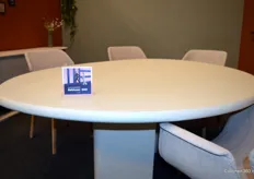 De Ton Sur Tooon table, ontworpen in de vorm van een kei, werd genomineerd door de Balthazar awards. De tafel is afgewerkt met een procedé in cement en behandeld met tweecomponentenlak.