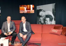 Huib Heldens en Andreas Knippert zitten op de nieuwe Miller sofa van ROM. Parallel aan de vrije collectie is het in 1961 opgerichte bedrijf een eigen merknaam aan het opbouwen, waarmee de eindklant direct benaderd wordt.