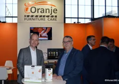 Arjan van Antwerpen en zijn collega, van Oranje Furniture Care stonden klaar voor alle bezoekers. De onderneming uit Oldenzaal is producent van verzorgingsproducten en biedt meerjarige full service programma’s aan voor meubelen.