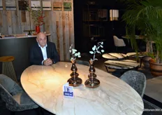 Eric Verheijen, oprichter van het bedrijf sofa dome. De tafel voor hem, van het merk WR Inspired, werd genomineerd voor de Balthazar Awards.