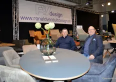 Ronald Verdult en Jan van Ginneken van RV Design. Tijdens Meubelbeurs Brussel waren voerden salon- & eetkamer-tafels met HPL (high pressure laminate) de boventoon. Ook was het gebruik van natuurlijke materialen te zien, zoals linoleum op salon- en eetkamertafels, in het kader van duurzaamheid.
