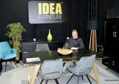 Frank Slachmuylders op de stoel Pit van Idea Furniture. Vrijwel alles op de stand van de groothandel in meubelen was onderdeel van de nieuwe collectie.