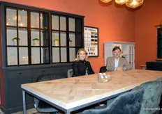 Peter en Teaona Peovici van XO Interiors. In 1996 begonnen de pioniers met de productie van meubelen. Na achttien jaar, in 2014, besloten ze om, samen met een groep ontwerpers, hun eigen merk te starten.