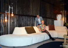 Sander Vroone en eigenaar Sylwia Baumann-van Verseveld van Easy Sofa. De gelanceerde nieuwe stof om de bank bleek een schot in de roos te zijn.