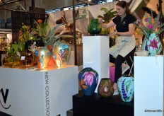 Naast de nieuwe collectie die Vase the World tentoonstelde, worden er ook 'live' vazen beschilderd.