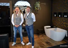 Jeroen Kruit en Marco Saalmink van RM design. het bedrijf uit Deventer presenteerde een hoop nieuwe producten van LoooX, zoals dit bad en de wastafelbladen. Tevens werd een vernieuwd douchegotensysteem tentoongesteld.