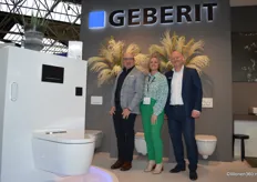 Rico Gerardu, Iris Van den Driesche en Robert Sikkenk. Voornamelijk het douchetoilet was de eye catcher op de stand van Geberit.