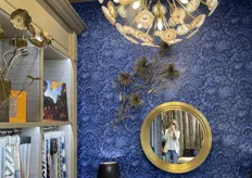 In de showroom van Jim Thompson vielen de rijke kleuren ook direct op, zowel op de meubels en decoratiestukken als op de muur.
