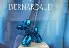 Jeff Koons 'Balloon Dog' was tevens een van de kunstobjecten, die in de etalage stond te shinen. De opblaasbare ballon roept voor de kunstenaar jeugdherinneringen en onschuldige speelsheid op. Gelimiteerde oplage van 799 en verkrijgbaar voor 38.000 euro.