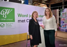 Anna Hutten (links) met Esther van Mersbergen van INretail. Zij vertelden (van) alles over woontrends, omgaan met de veranderde klant, de stoffeerdersopleiding en hoe je een leerschoolbedrijf wordt.