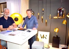 Roel Semmelink en Ad van Houwelingen (rechts) van toeleverancier Van de Heg, dat heel wat nieuwe lampen toonde.