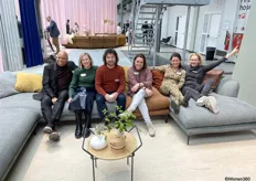 V.l.n.r.: Elvis Josepha, Marlous Vermeulen, Jasper en Marieke van den Berg, Carola van Gelder en Claire Declemy. Het team zit op de nieuwe Ginny sofa, ontworpen door Meike Harde.