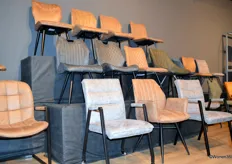 Een tribune vol met stoelen in alle vormen en maten bij RV Design.