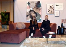Lindy Lenting van Urban Cotton en Samien Blaauwendraad van Sit Design, zitten samen op de Bolt bank.
