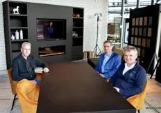 De mannen van meubelfabriek Van der Drift (John van der Donk, Henk Vermullen en David Brükx). Op de achtergrond is het maatwerkprogramma Marque te zien. De kast van MDF is een aanvulling op de bestaande collectie.