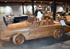 Een houten Porsche op ware grootte siert de showroom in Druten.